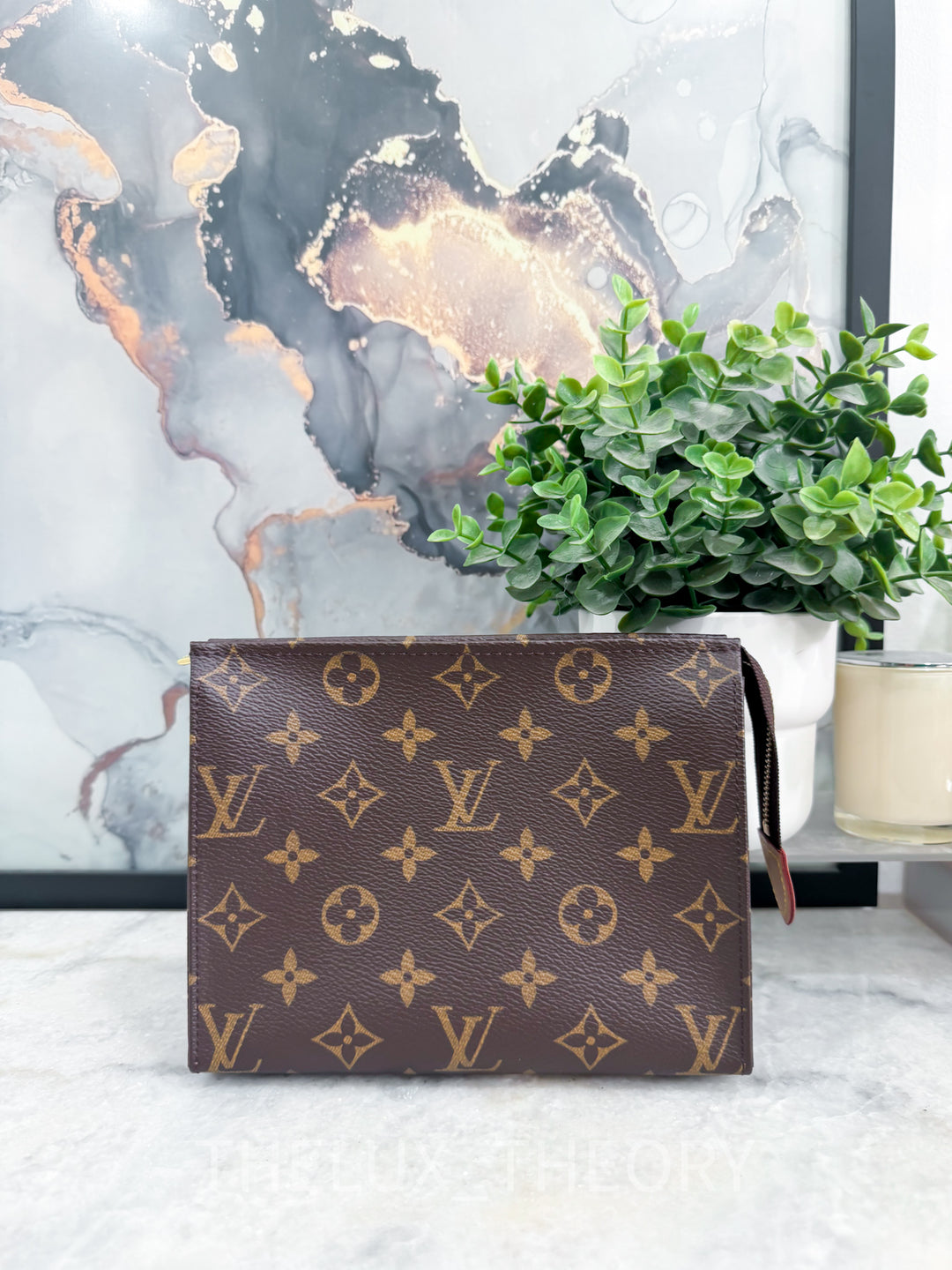 L.V. TOILETRY POUCH 19 MONOGRAM