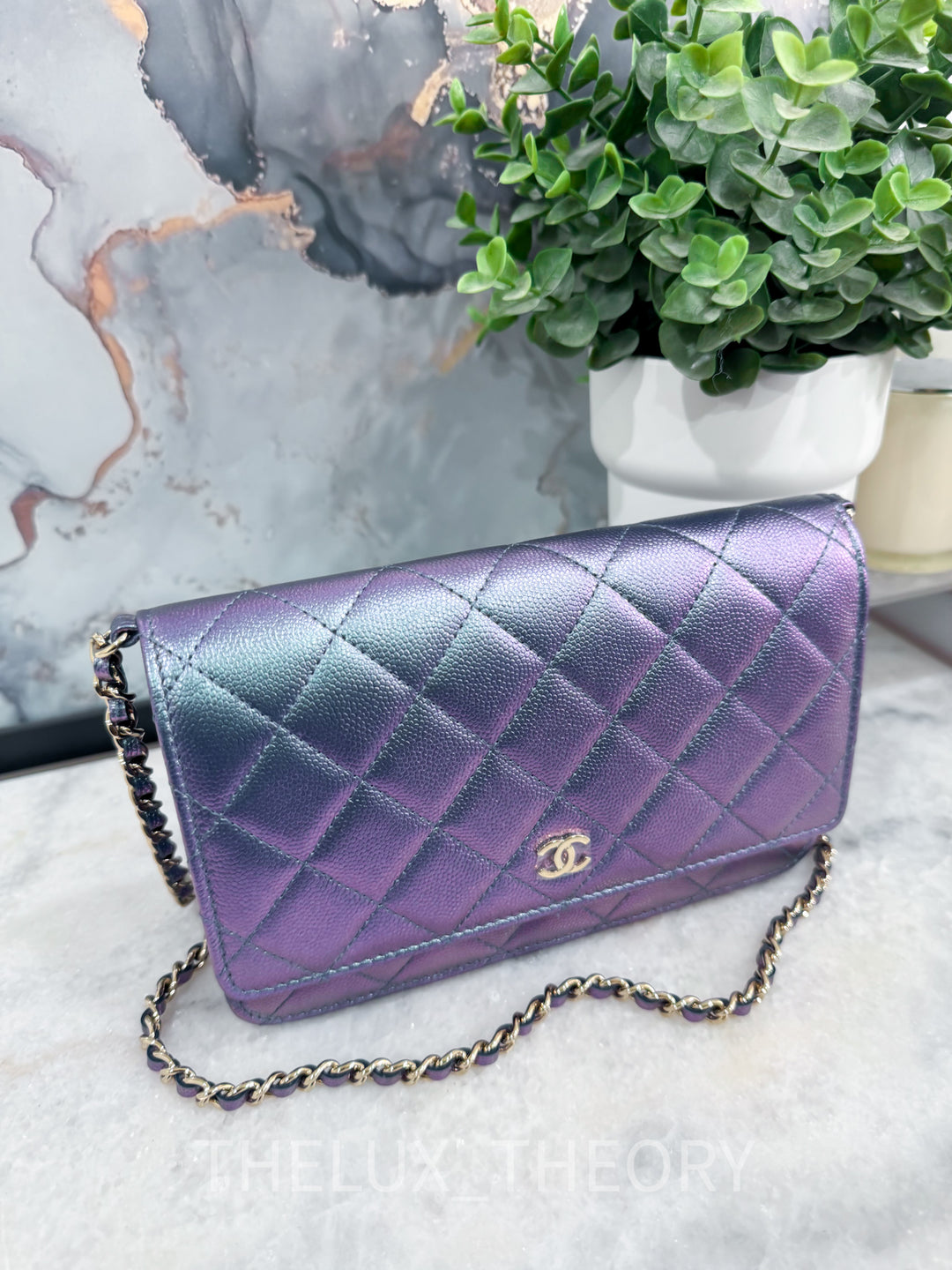 22P IRIDESCENT PURPLE WALLET ON CHAIN CAVIAR LIGHT GOLD HARDWARE